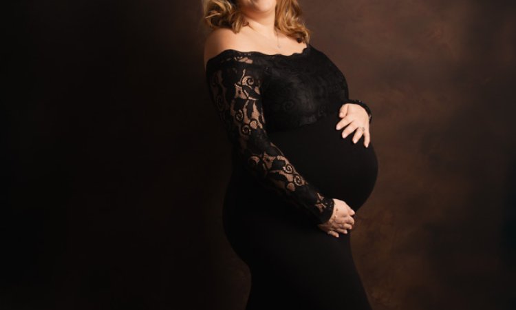 Photographe professionnelle séance photo pour femme enceinte en studio à Besançon