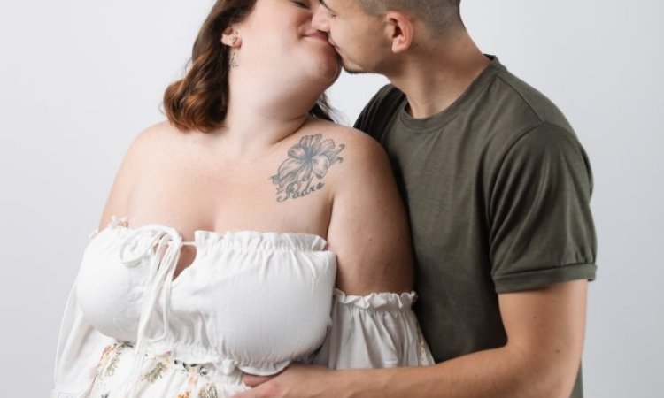 Photographe professionnelle shooting photo grossesse en couple en studio à Besançon