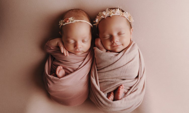 Photographe spécialisée en naissance – Shooting photo de jumelles en studio à Besançon