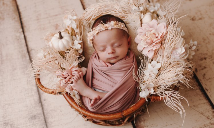 Photographe professionnelle shooting naissance avec décors et accessoires à Besançon