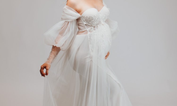 Photographe professionnelle shooting grossesse avec prêt de robes de grossesse en studio à Besançon
