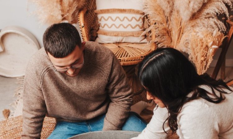 Photographe professionnelle séance photo bain bébé emmailloté à Besançon