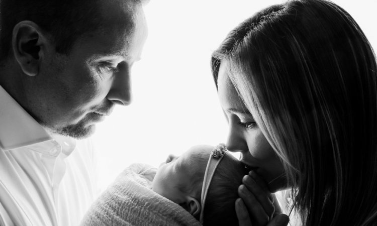 Photographe professionnelle séance photo naissance en famille à Besançon