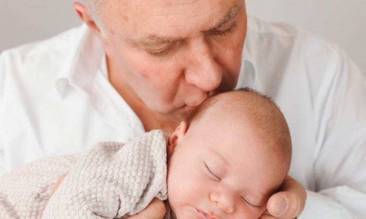Photographe professionnelle séance photo bébé en famille à Besançon