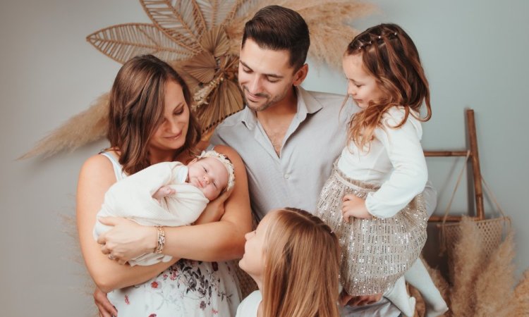 Photographe pour shooting photo naissance en famille à Besançon
