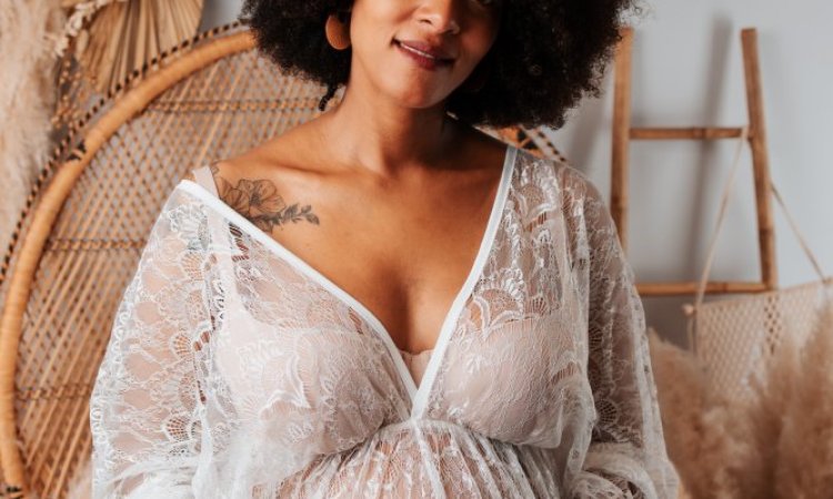 Photographe professionnelle shooting grossesse maman seule en studio à Besançon
