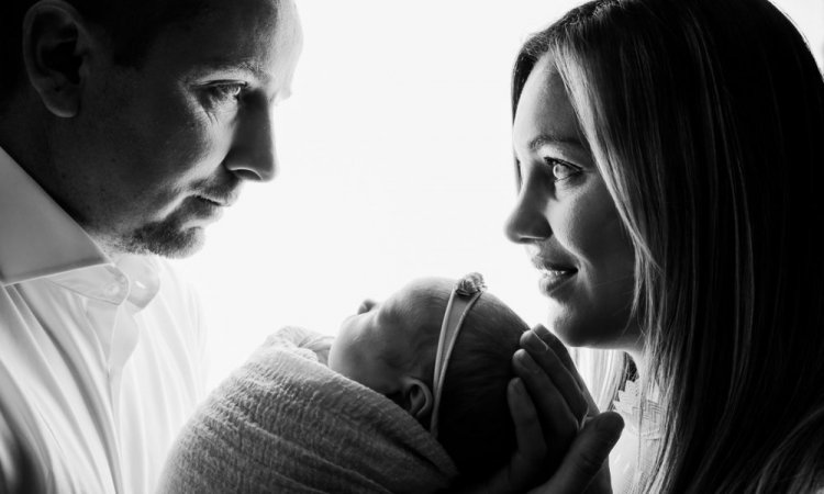 Photographe professionnelle séance photo naissance en famille à Besançon