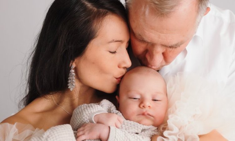 Photographe professionnelle séance photo bébé en famille à Besançon