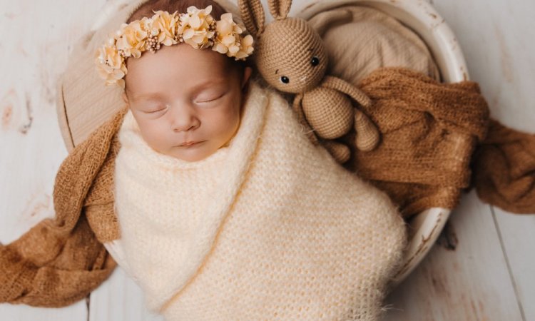 Photographe professionnelle shooting naissance en studio à Besançon