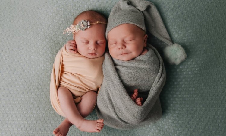 Photographe professionnelle séance photo naissance de jumeaux à Besançon