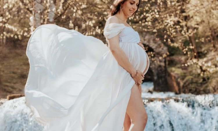 Photographe professionnelle shooting grossesse avec prêt de robes de grossesse à Besançon