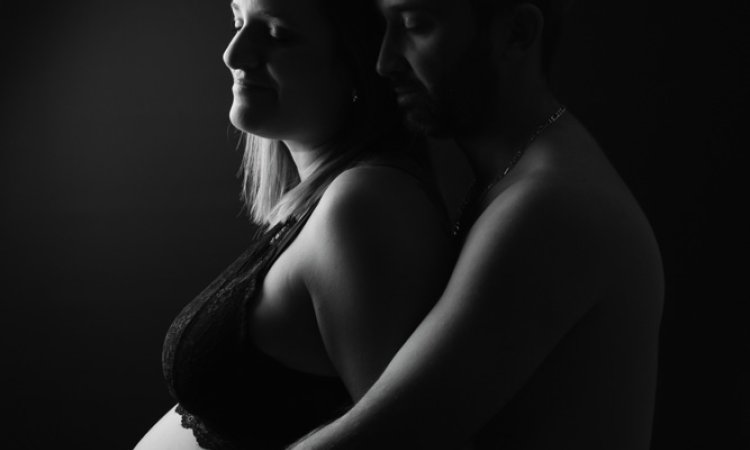 Shooting photo grossesse en couple en studio à Besançon