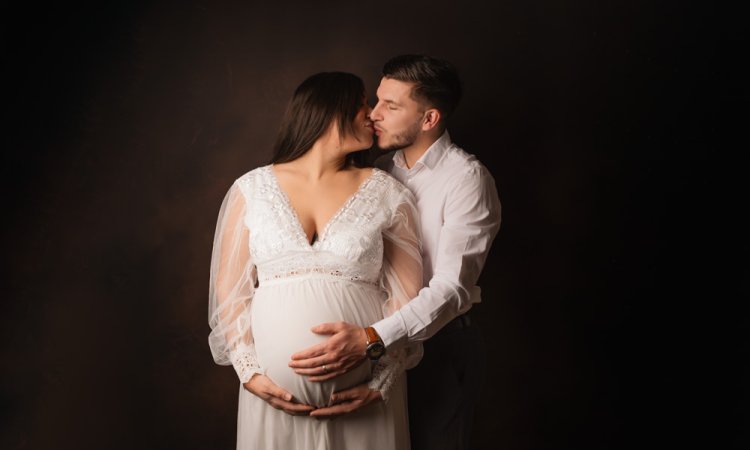 Séance photo grossesse en couple en studio à Besançon