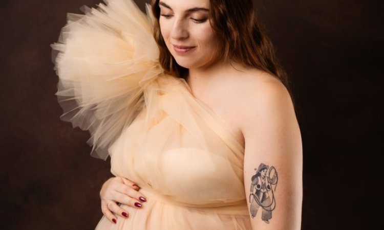 Photographe professionnelle séance photo grossesse en studio en Franche-Comté