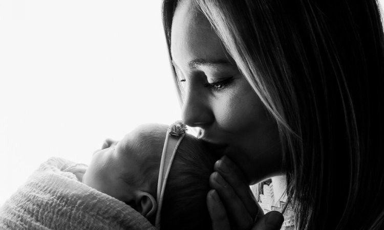 Photographe professionnelle séance photo naissance en famille à Besançon