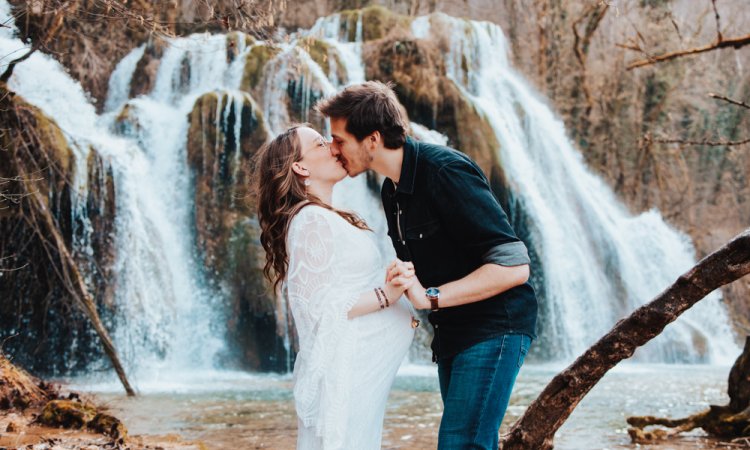 Photographe pour Shooting Grossesse en Extérieur – Cascade des Tufs à Arbois