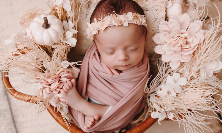 Photographe professionnelle shooting naissance avec décors et accessoires à Besançon