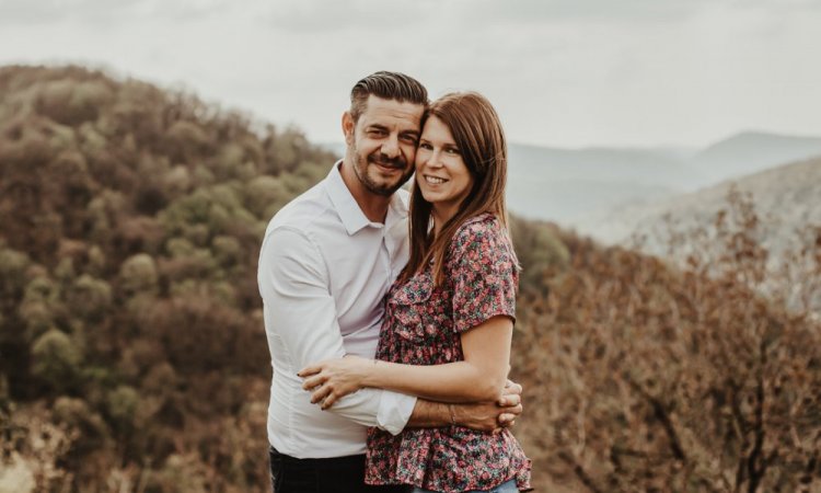 Séance photo d'engagement en couple avec une photographe professionnelle à Besançon  