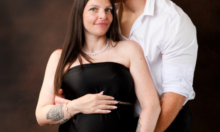 Photographe professionnelle shooting grossesse en couple en studio à Besançon