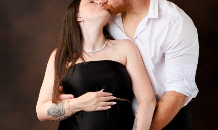 Photographe professionnelle shooting grossesse en couple en studio à Besançon