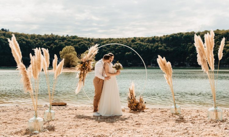 Photographe professionnelle mariage en elopement en pleine nature à Vouglans Jura