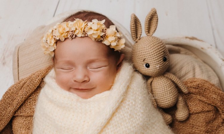 Photographe professionnelle shooting naissance en studio à Besançon