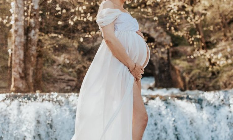 Photographe professionnelle shooting grossesse avec prêt de robes de grossesse à Besançon