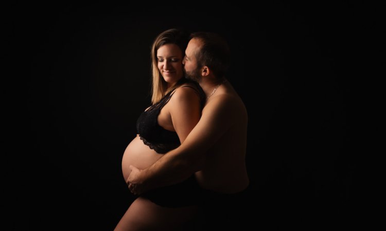 Shooting photo grossesse en couple en studio à Besançon