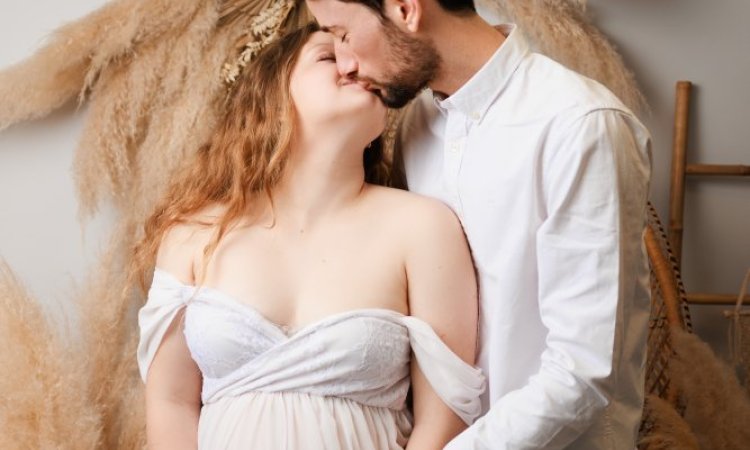 Photographe professionnelle shooting grossesse en studio à Besançon