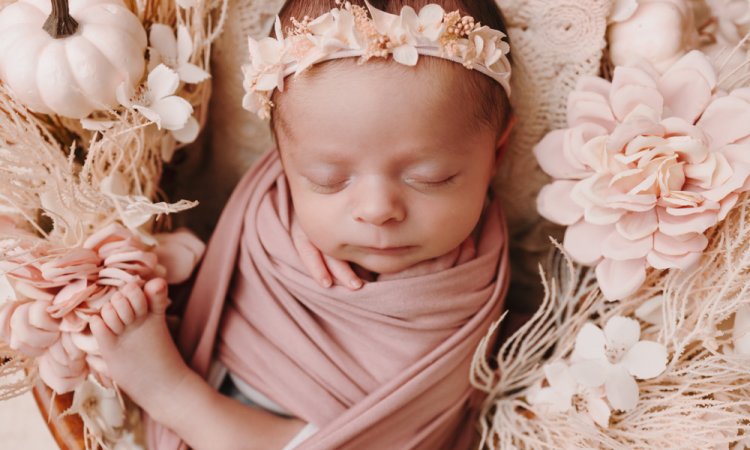 Photographe professionnelle shooting naissance avec décors et accessoires à Besançon