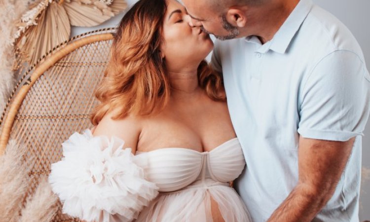 Photographe professionnelle shooting photo grossesse glamour en studio à Besançon