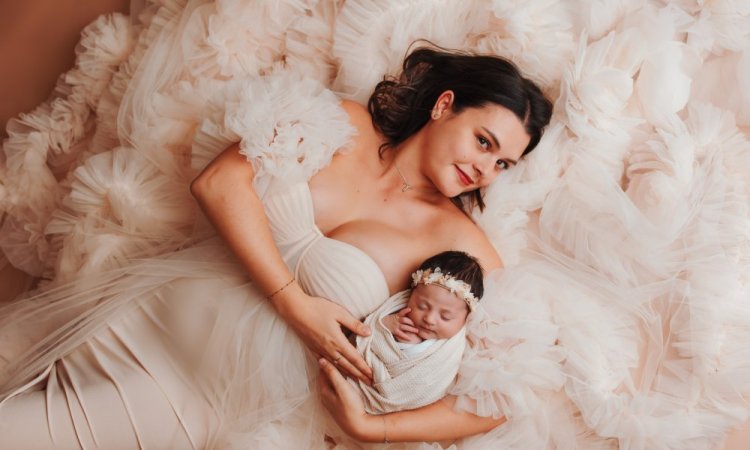 Shooting photo de nouveau-né emmailloté à Besançon