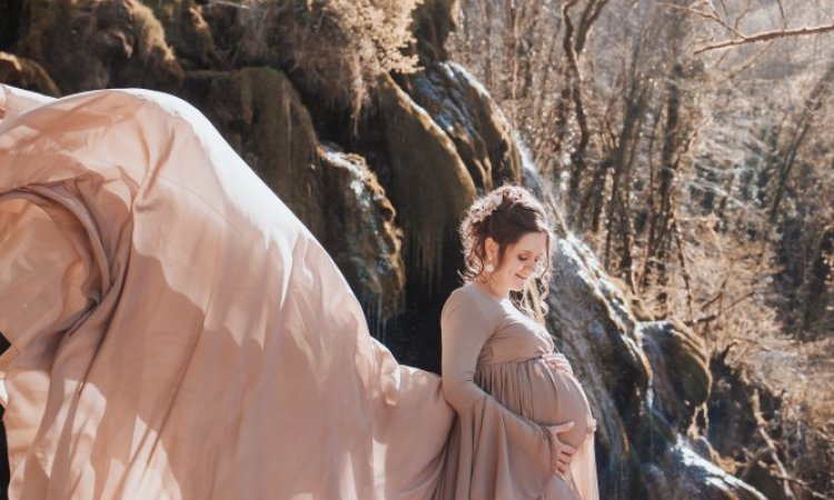 Photographe pour shooting grossesse à la Cascade des Tufs à Arbois