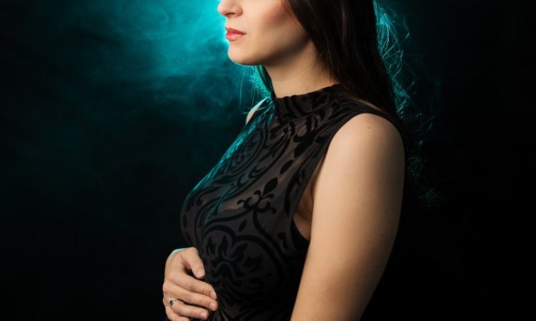 Photographe professionnelle séance photo maternité avec prêt de tenues et accessoires en studio à Besançon