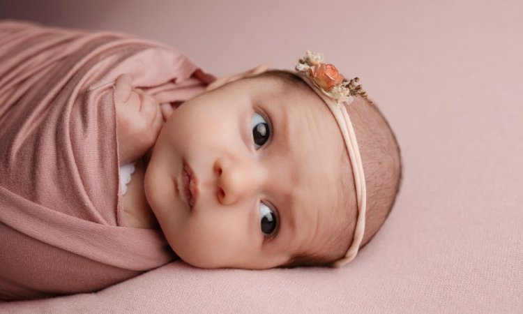 Photographe professionnelle shooting photo naissance en studio en Franche-Comté