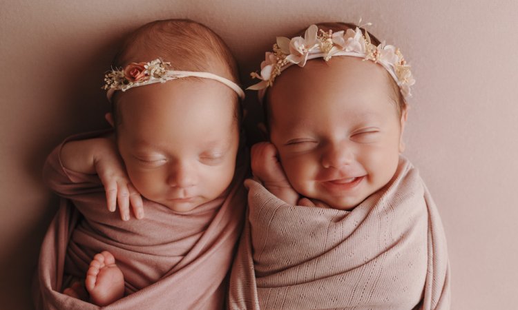 Photographe spécialisée en naissance – Shooting photo de jumelles en studio à Besançon