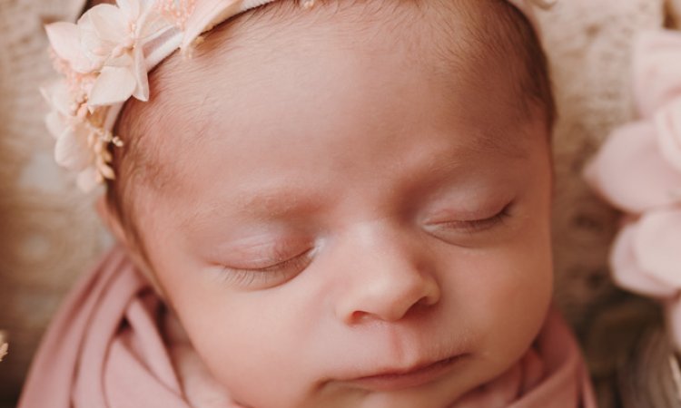 Photographe professionnelle shooting naissance avec décors et accessoires à Besançon