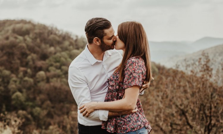 Séance photo d'engagement en couple avec une photographe professionnelle à Besançon  