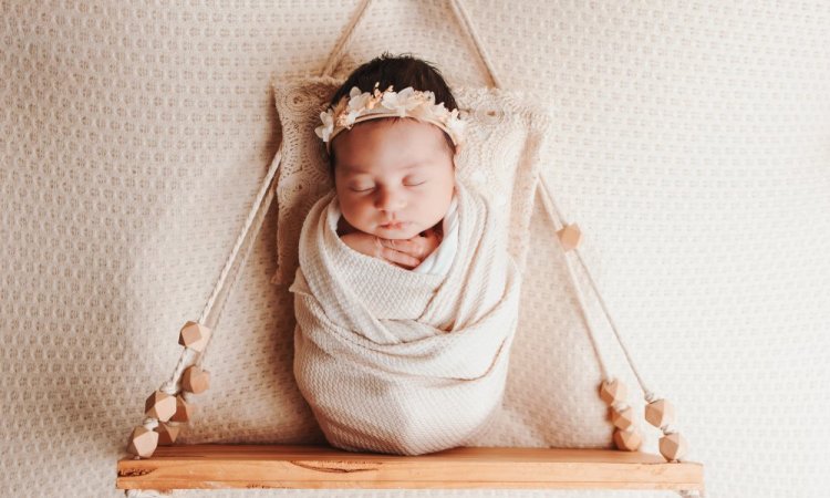Shooting photo de nouveau-né emmailloté à Besançon