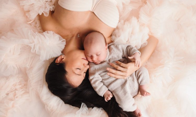 Photographe professionnelle séance photo bébé en famille à Besançon