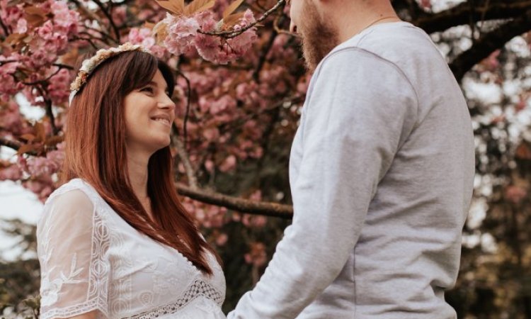 Photographe Besançon séance photo grossesse grossesse bohème en couple à Besançon