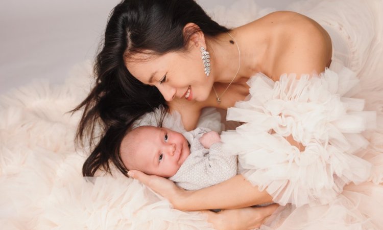 Photographe professionnelle séance photo bébé en famille à Besançon