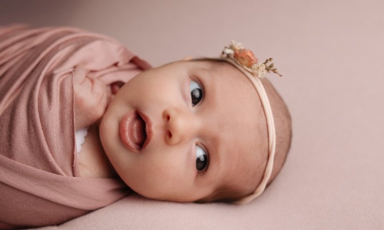 Photographe professionnelle shooting photo naissance en studio en Franche-Comté