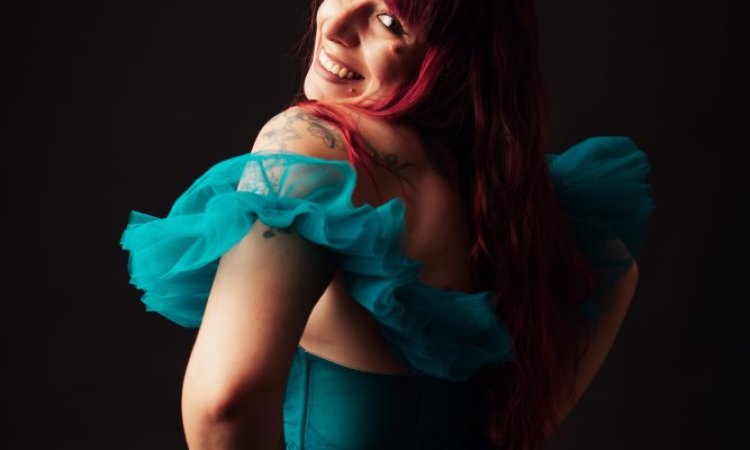 Photographe professionnelle shooting photo portrait femme glamour en studio à Besançon