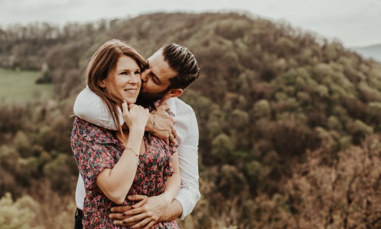Séance photo d'engagement en couple avec une photographe professionnelle à Besançon  