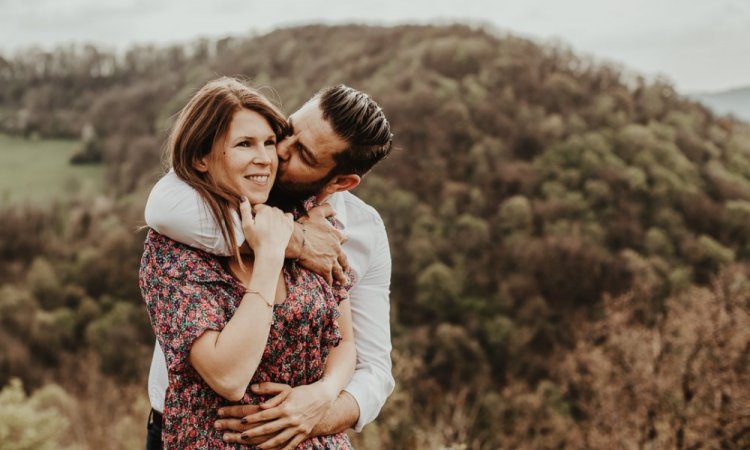 Séance photo d'engagement en couple avec une photographe professionnelle à Besançon  