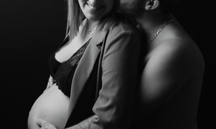 Shooting photo grossesse en couple en studio à Besançon