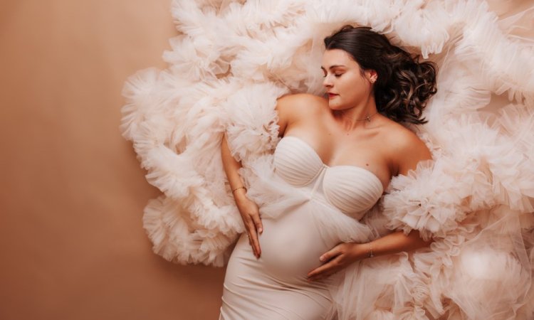 Shooting photo grossesse avec robes de créateurs en studio à Besançon