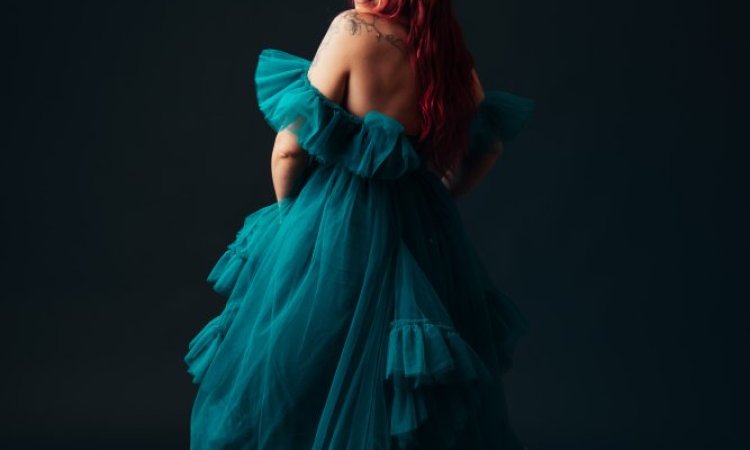 Photographe professionnelle shooting photo portrait femme glamour en studio à Besançon