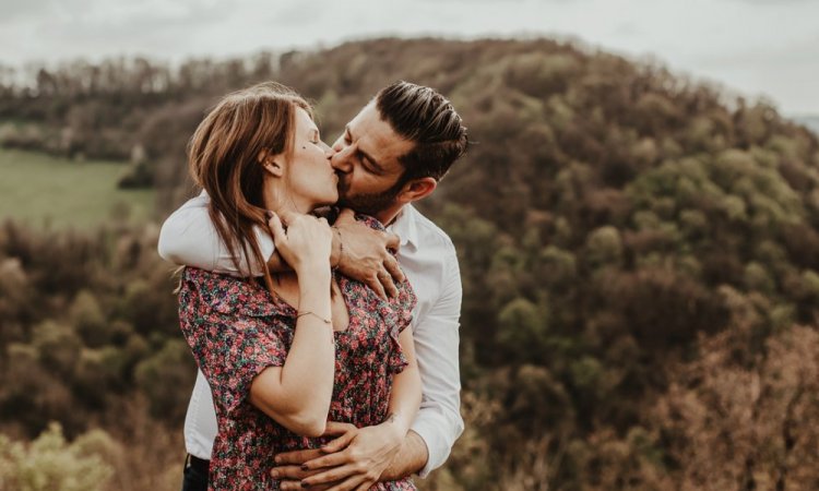 Séance photo d'engagement en couple avec une photographe professionnelle à Besançon  